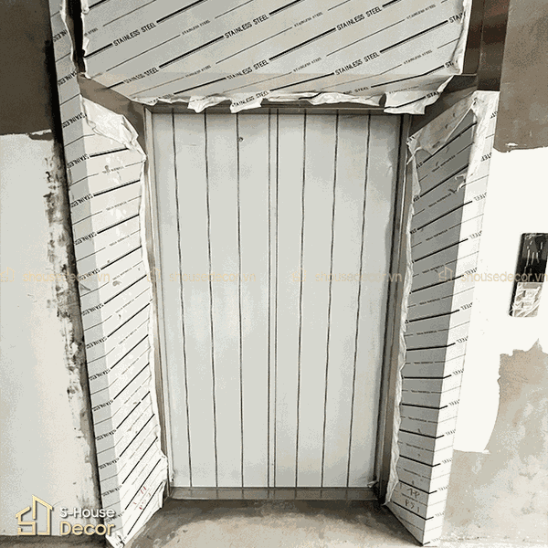 chi-tiet-van-xuoc-min-tren-be-mat-inox-304-trang-xuoc-cua-S-House-Decor