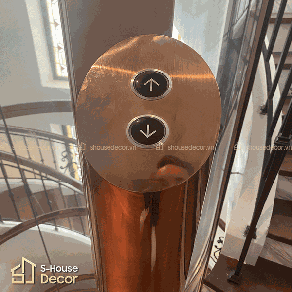 Chi tiết bề mặt inox 304 xước đồng nhập khẩu, giúp tăng tính thẩm mỹ cho khu vực thang máy.