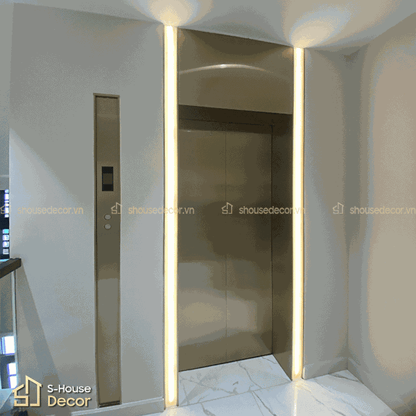 Ốp inox thang máy tường đơn giản hơn so với kính