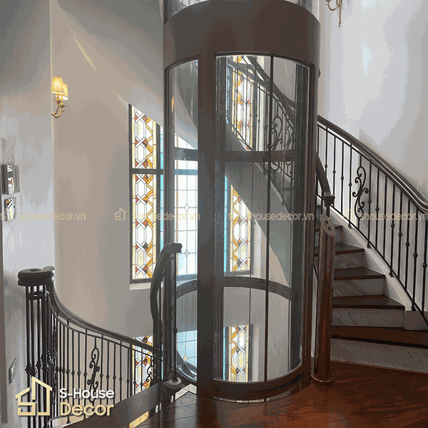 Hạng mục ốp inox khung thép thang máy tròn tại công trình Vinhomes Riverside do S-House Decor thực hiện.