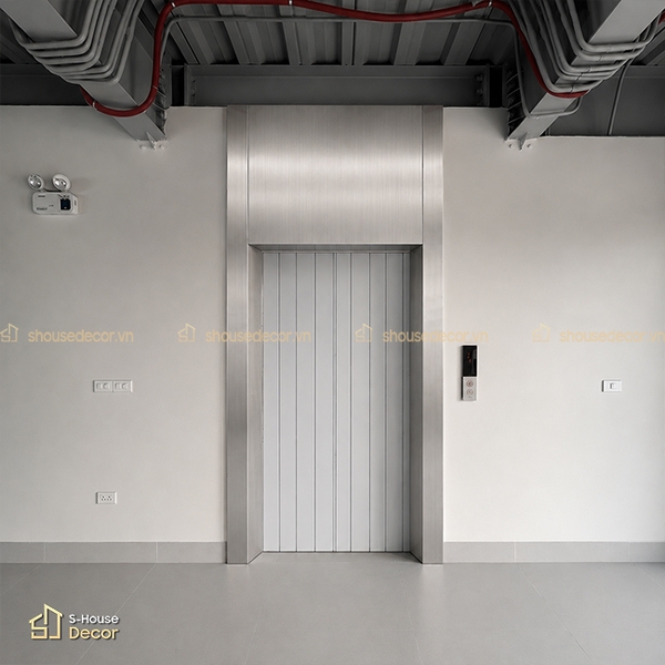 Hoàn thiện ốp inox khung bao bản rộng thang máy tại công trình Cầu Diễn