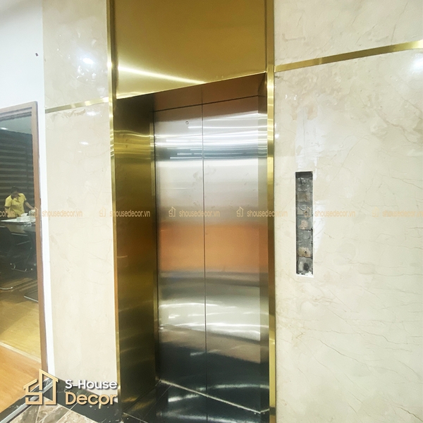 op-inox-khung-bao-thang-may-xuoc-vang-sang-trong