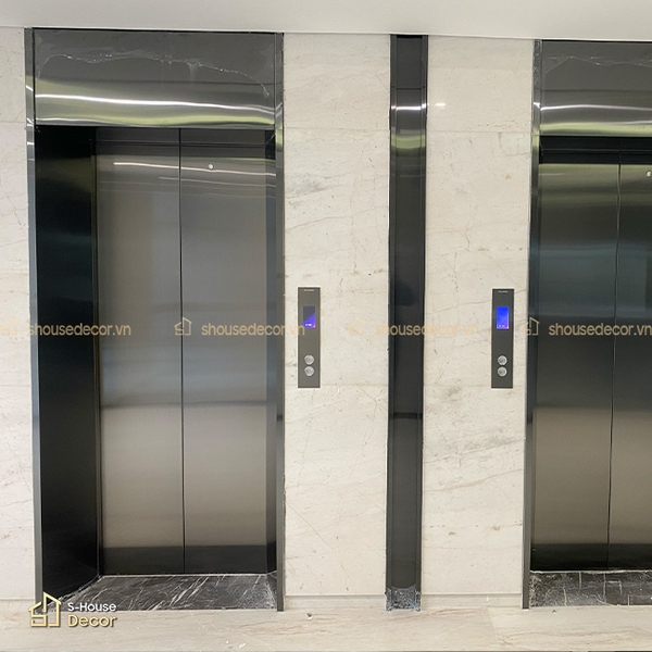 Không gian sử dụng inox mạ PVD và đá marble đúng tỷ lệ giúp tổng thể trở nên sang trọng và có chiều sâu hơn.