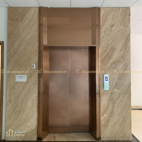 Khu vực khung bao thang máy được hoàn thiện đồng bộ giúp tổng thể không gian nhìn chỉn chu hơn.