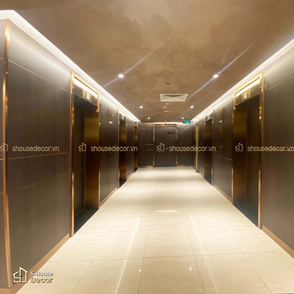 Khu vực thang máy được hoàn với đồng bộ với nẹp inox