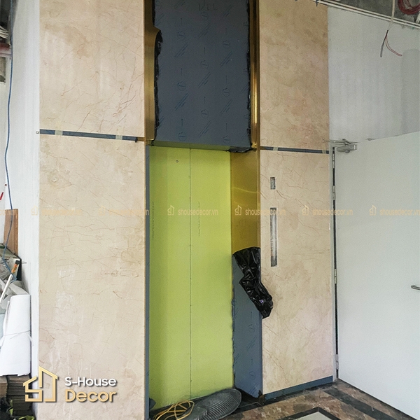 lap-dat-khung-bao-inox-thang-may-ban-rong