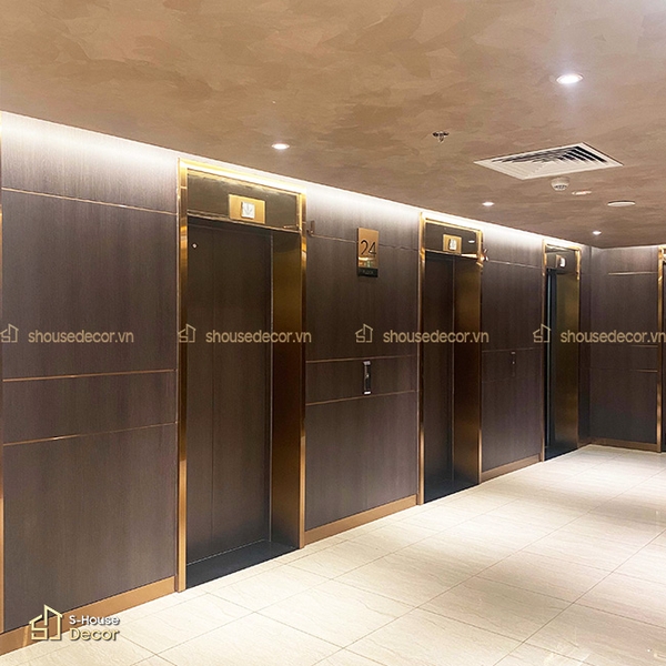 Khung bao inox vàng champagne giúp sảnh tầng có cảm giác hiện đại và sáng không gian hơn.
