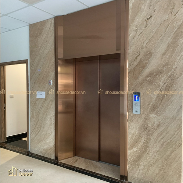 Khung bao inox sau hoàn thiện giúp khu vực thang máy hiện đại và đồng bộ hơn với nội thất tổng thể.