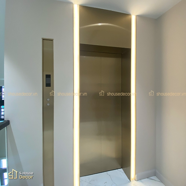 Khung bao inox giúp khu vực sảnh tầng giữ được độ mới và tính đồng bộ tốt hơn trong quá trình sử dụng lâu dài.