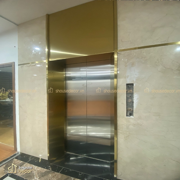 Nẹp inox vàng gương kết hợp đá marble trắng giúp không gian sáng và có cảm giác rộng hơn.