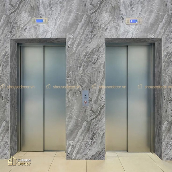 Ốp đá marble giúp khu vực cửa thang máy tạo cảm giác chắc và nổi bật hơn.