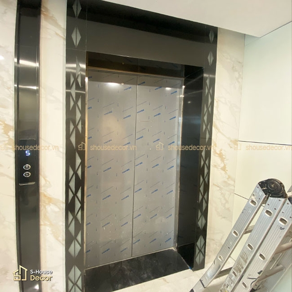 Thi công đúng kỹ thuật giúp bề mặt inox giữ được độ sắc nét và ổn định lâu hơn trong quá trình sử dụng.