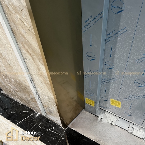 be-mat-inox-304-mau-vng-champagne-cat-du-an-trang-tri-inox-thang-may-tai-Hoa-Phuong-7