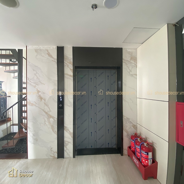 Chỉ inox trang trí giúp bề mặt đá marble có điểm nhấn tinh tế và hiện đại hơn.