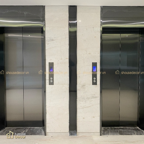Trang trí inox thang máy theo hướng tối giản giúp không gian hiện đại và tinh tế hơn.