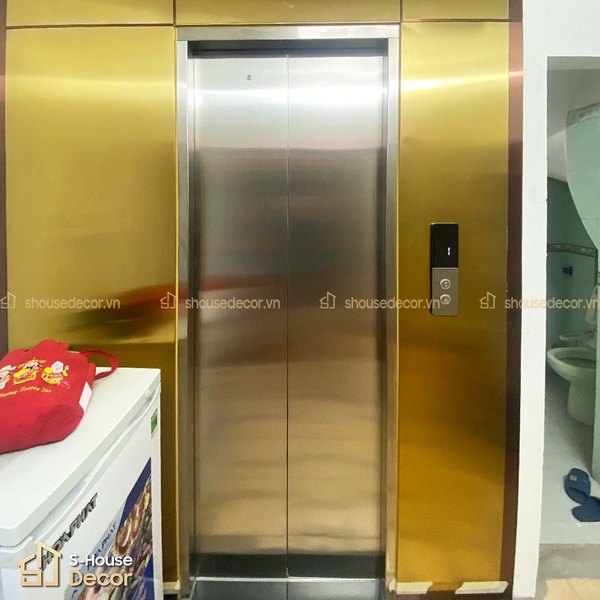 Tạo ấn tượng mạnh mẽ ngay từ bước đầu với thiết kế mặt tầng thang máy sang trọng và hiện đại