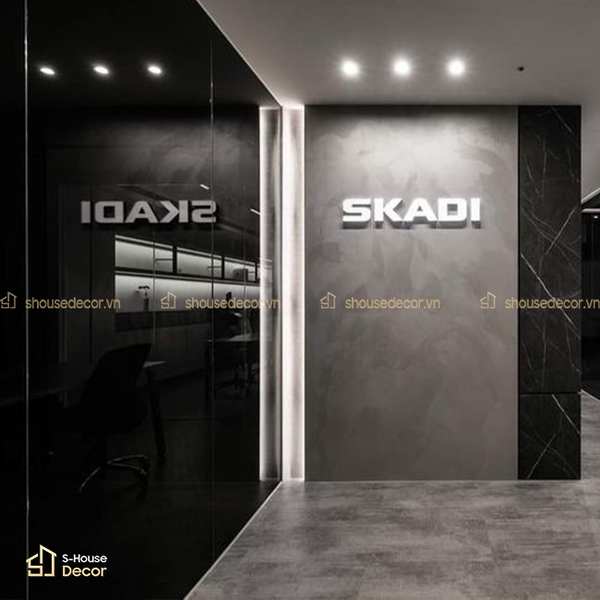 Vách inox đen gương tạo điểm nhấn hiện đại cho khu vực sảnh và hành lang