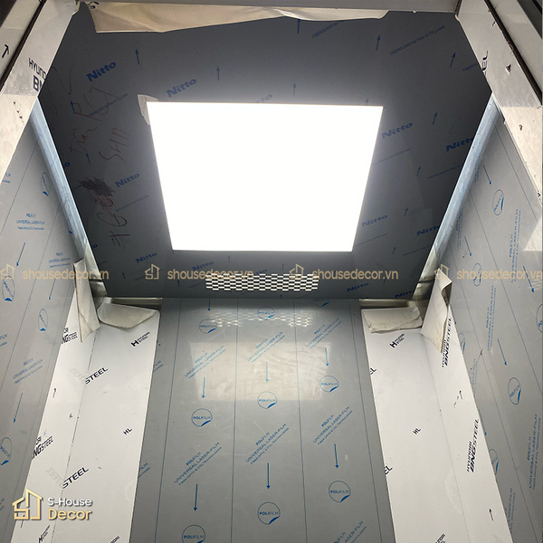 Trần cabin thang máy sử dụng inox gương kết hợp hệ đèn LED, giúp không gian cabin sáng và hiện đại hơn.