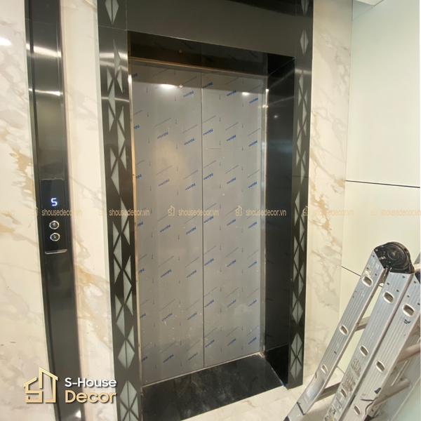 Chi-tiet-hoa-van-op-inox-trang-tri-khung-thang-may