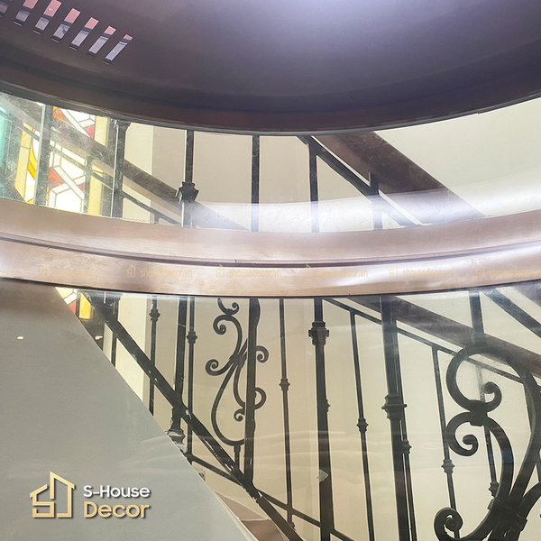 Chi-tiet-op-inox-304-xuoc-dong-cho-thang-may-tron