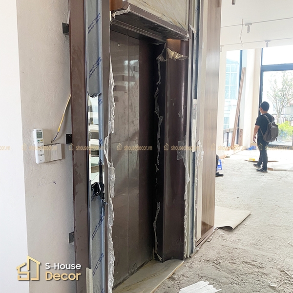 Khu-vuc-cua-thang-may-dang-hoan-thien-lop-khung-bao