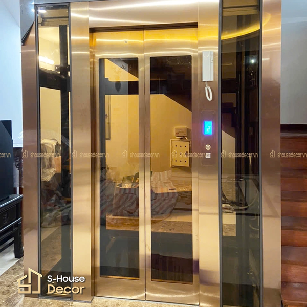 Ket-cau-thang-may-lap-đat-trong-nha-o-ket-hop-kinh-vavat-lieu-kim-loai