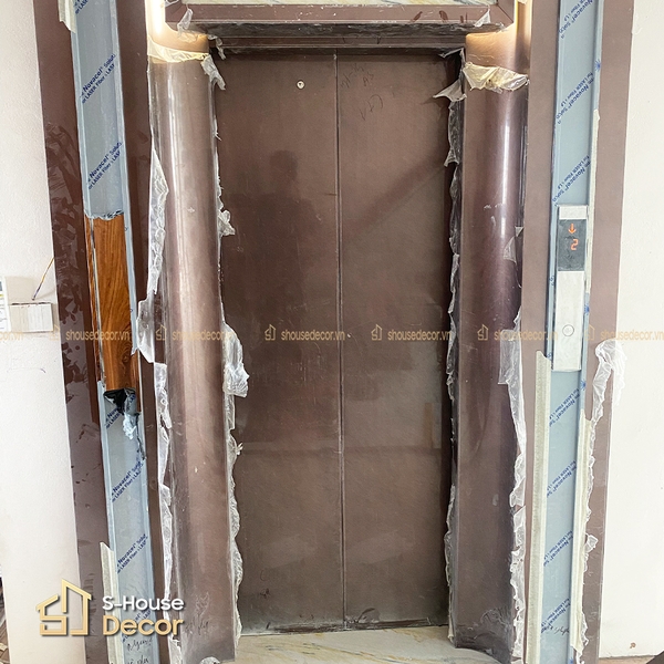 Khung-bao-thang-may-op-inox-ban-rong-hoan-thien