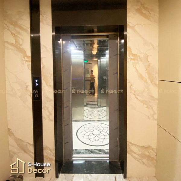 Op-inox-khung-thang-may-xuoc-đen