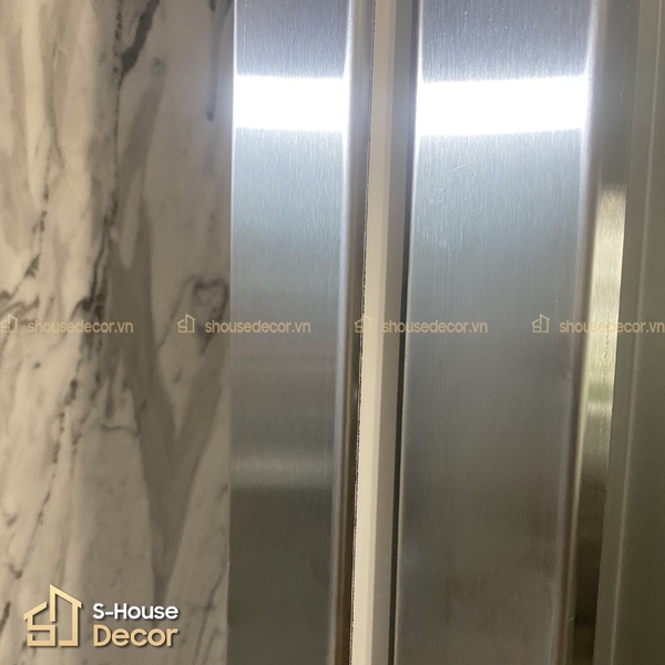 be-mat-inox-trang-xuoc-304-du-an-trang-tri-inox-thang-may-tai-Vinhomes-Marina