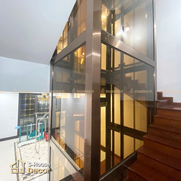 Trang-tri-thang-may-gia-dinh-voi-khung-thep-inox-xuoc-dong-hien-dai