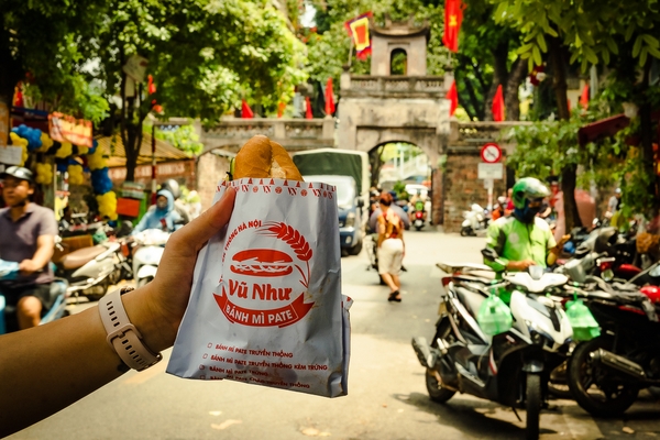 Bánh mì truyền thống Hà Nội - Một “nét thu” khiến lòng người xao xuyến