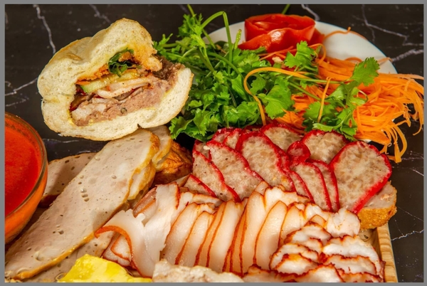 Bánh mì pate truyền thống Hà Nội - Món quà dân giã gợi nhớ ký ức xưa