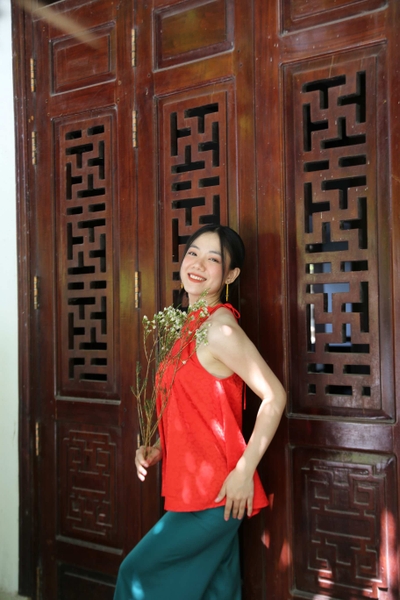 Áo cổ yếm cột nơ vai trái chất liệu gấm cao cấp