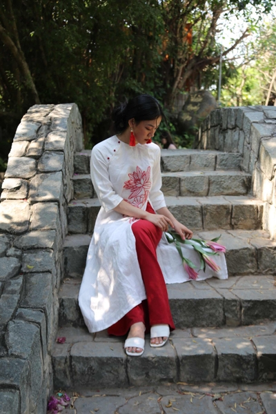 Áo dài Như Ý thêu tay hoa sen Anam