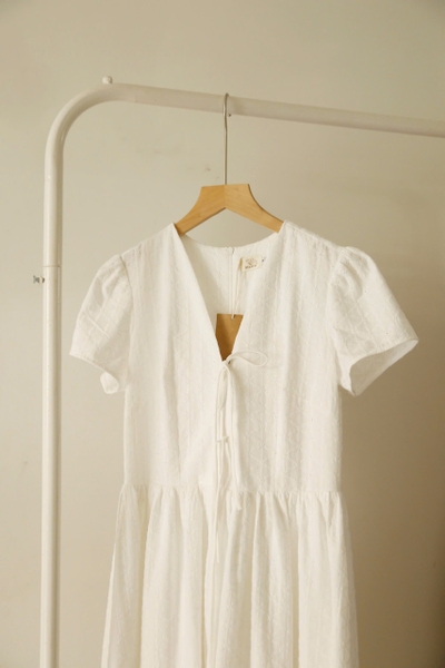 Đầm trắng ren lỗ cột dây Flora