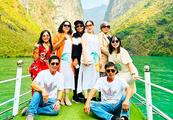 Du ngoạn khắp miền núi phía Bắc Việt Nam cùng đoàn khách gia đình VIP