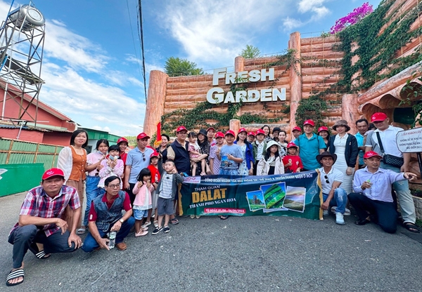 Cùng 39 thành viên công đoàn quận tham quan Đà Lạt