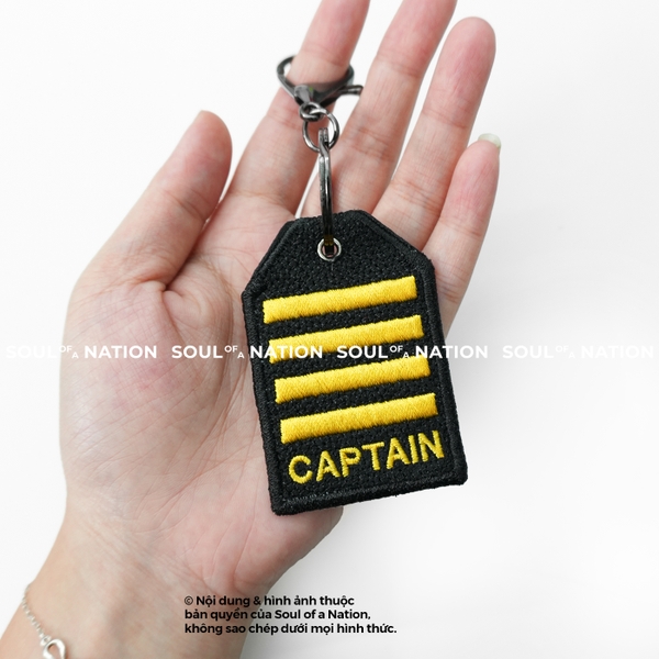 Móc khoá thêu hình ôm viền CAPTAIN theo yêu cầu