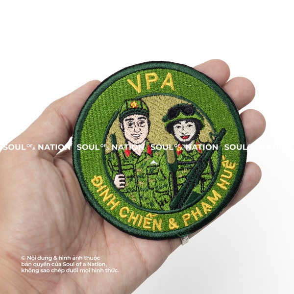 Patch thêu hình tròn Hai Người Lính theo yêu cầu