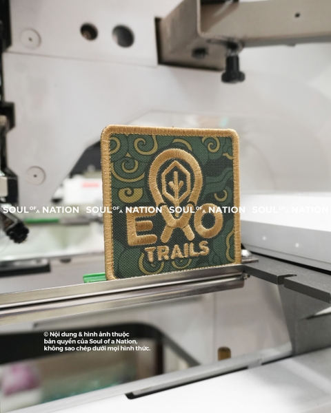 Patch thêu hình ôm viền EXO TRAILS theo yêu cầu