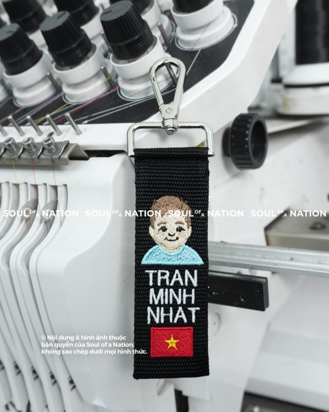 Móc khoá thêu hình ôm viền Em bé theo yêu cầu
