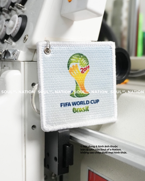 Móc khoá thêu nhuộm màu chỉ hình vuông CUP THẾ GIỚI theo yêu cầu