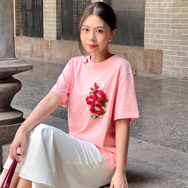Áo Thun Thêu Ruy Băng Thủ Công - Tỵ Đào Cát Tường
