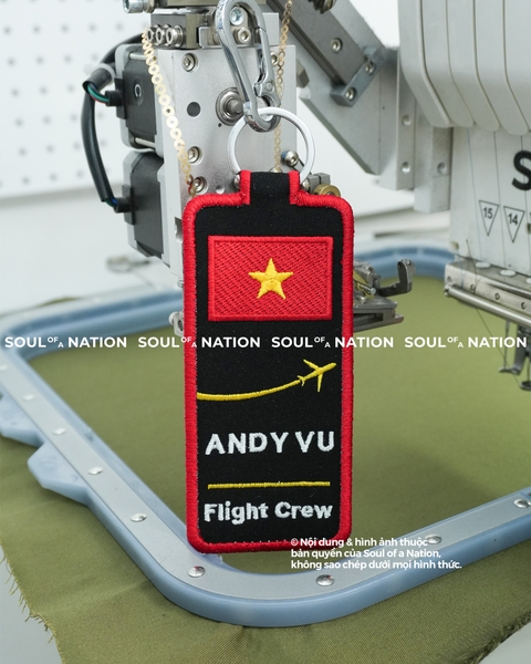 Móc khoá thêu hình ôm viền Flight Crew theo yêu cầu