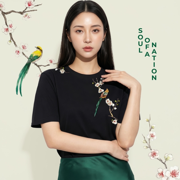 Áo Thun Thêu Ruy Băng Thủ Công - Tiên Điểu Thưởng Mai