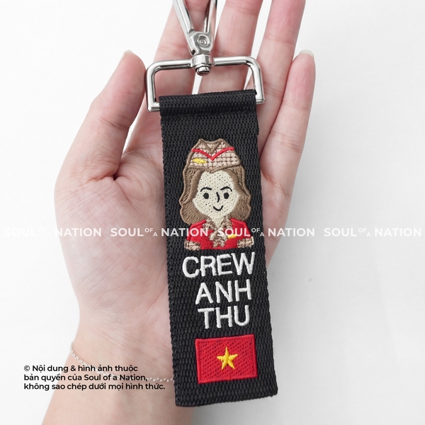 Móc khoá thêu hình ôm viền Tiếp viên hàng không nữ VJ theo yêu cầu