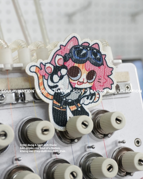 Patch thêu hình ôm viền Anime mẫu 2 theo yêu cầu