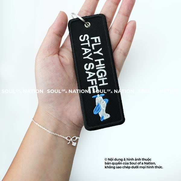 Móc khoá thêu hình ôm viền FLY HIGH STAY SAFE theo yêu cầu