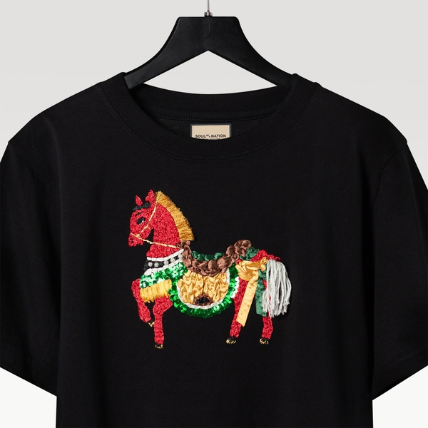 Áo Thun Thêu Ruy Băng Thủ Công - Xích Mã Đông Hồ