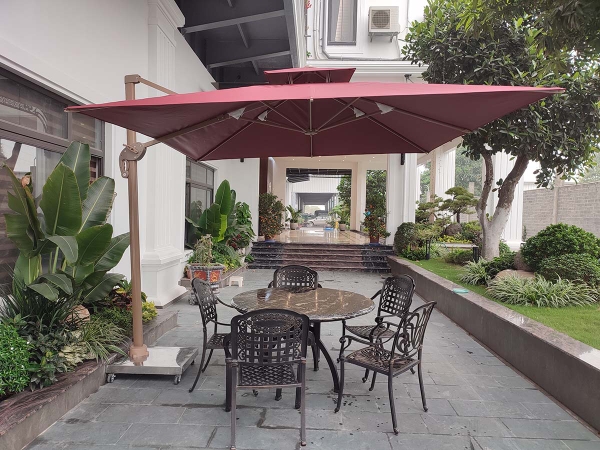 Tại sao quán café nên dùng dù lệch tâm thay vì mái bạt? – Lựa chọn thông minh cho không gian ngoài trời